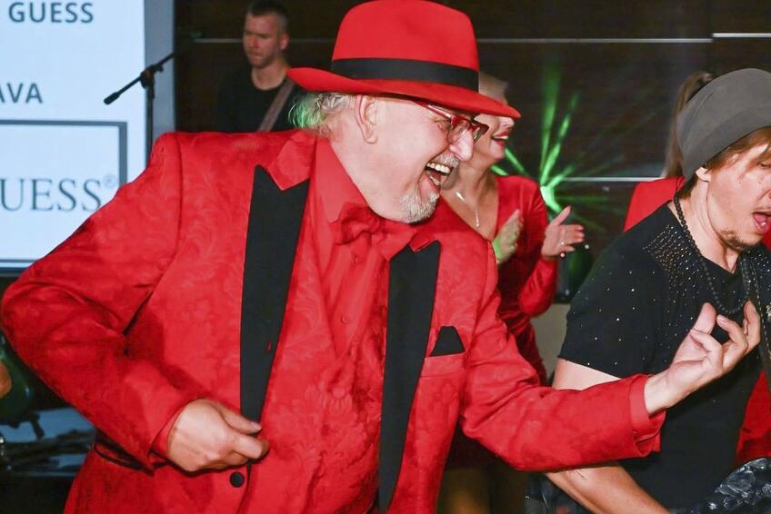 Nevynechá žiadnu príležitosť na zábavu.