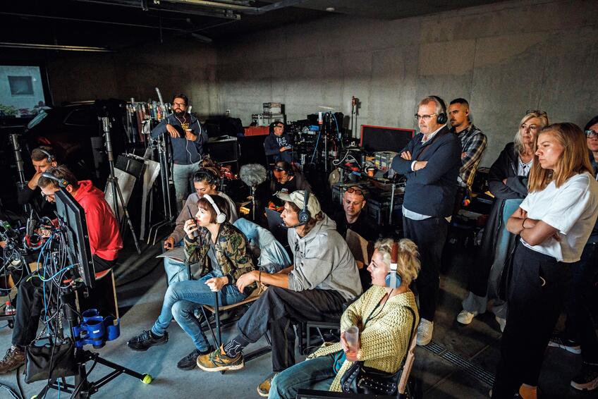 V ZÁKULISÍ: Tereza Nvotová (vpredu s vysielačkou) viedla nakrúcanie s veľkou energiou. Sústredenie štábu bolo elektrizujúce. 