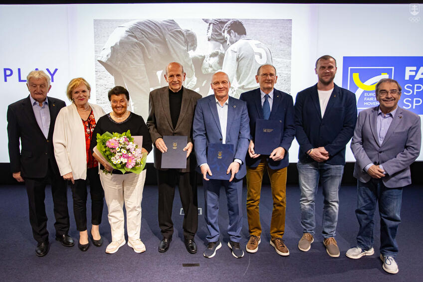 DRŽITELIA OCENENÍ FAIR PLAY A OCEŇOVANÍ: Zľava čestný prezident SOŠV František Chmelár, podpredsedníčka KFP SOŠV Jana Stašová, Zuzana Wisterová, Alexander Vencel st., Samuel Roško, Peter Buček, člen VV SOŠV Martin Bendik a predseda ZOK SR Vladimír Miller.