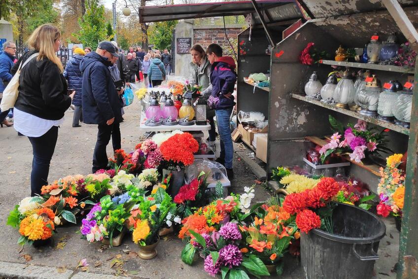 NAŠIM BLÍZKYM: Skutočnú i virtuálnu kyticu či sviečku môžete položiť na hrob počas celého roka.