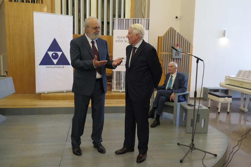 LAUREÁT: Prednedávnom prevzal Emil Horváth z rúk Ľuboslava Mozu ocenenie Identifikačný kód Slovenska.