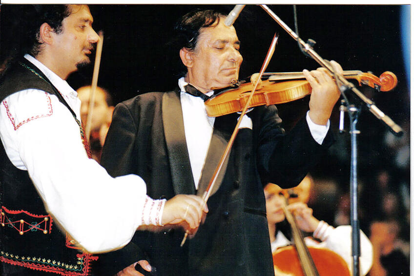 OTEC A SYN: Keď slávny huslista ochrnul na pravú ruku, syn mu počas vystúpenia pomohol ťahať slák po strunách.