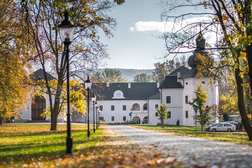 Chateau Appony: Nachádza sa v ňom svetoznáma knižnica.