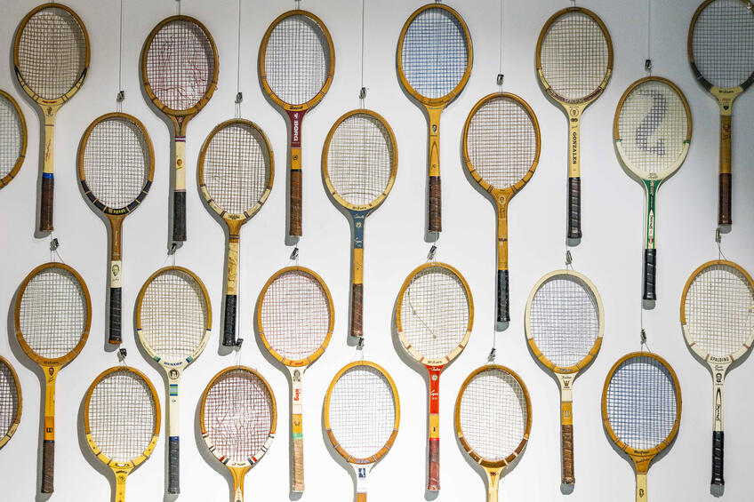 Videli ste už unikátnu zbierku tenisových rakiet? Wimbledon môže len závidieť!