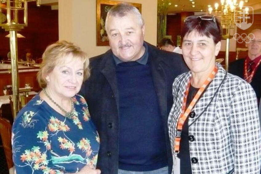 S MANŽELKOU: Jana (vpravo) patrí medzi naše najznámejšie hádzanárky, vľavo legendárna gymnastka Věra Čáslavská.