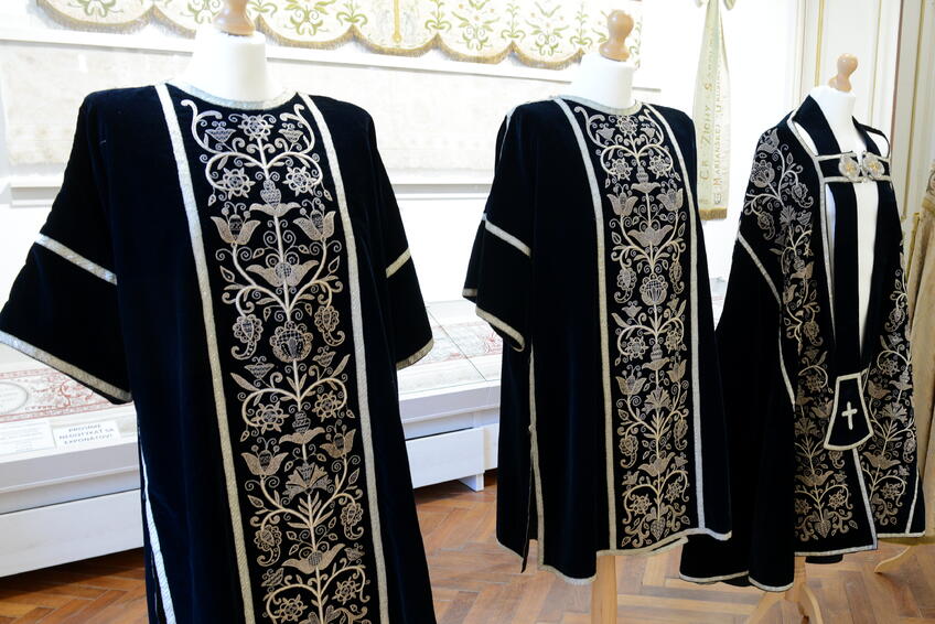 SAKRÁLNE VÝŠIVKY: Z kolekcie Márie Hollósyovej púta pozornosť bohato zdobený súbor smútočných ornátov (omšových rúch) a pluviála (liturgický plášť katolíckych kňazov) z čierneho zamatu vyšívaný striebornou niťou a bielym hodvábom.
