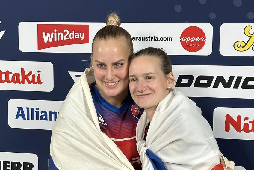Barbora Balážová po zisku titulu s českou spoluhráčkou Hanou