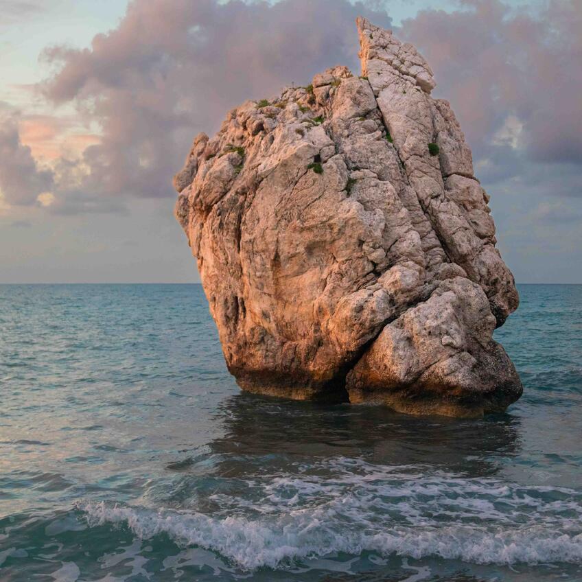 Destinácia, ktorá vás očarí: Cyprus ako ho nepoznáte. Most lásky a Afroditin kameň