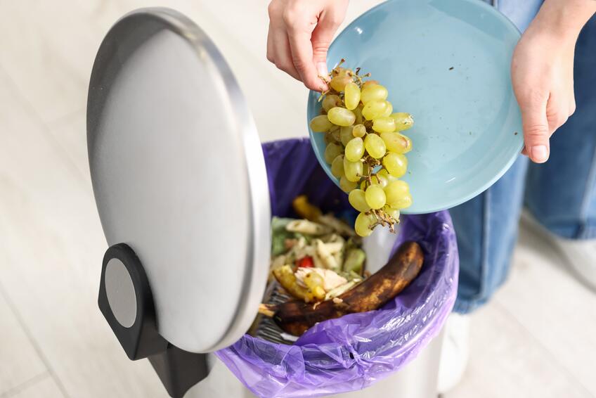 Podľa prieskumov najviac plytvajú jedlom tí, ktorí zároveň najviac hovoria o udržateľnosti. Teda mladí ľudia do 35 rokov. 