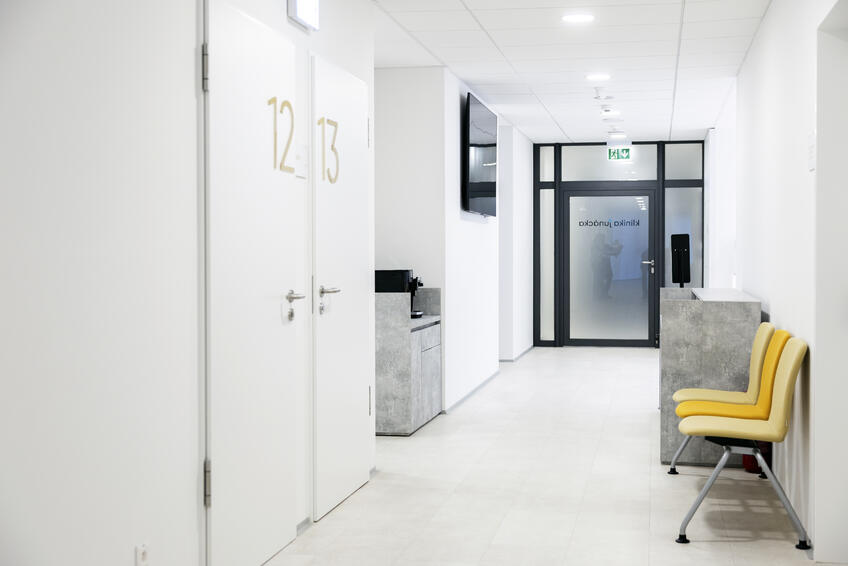 VNÚTORNÉ PRIESTORY KLINIKY: Všade je čisto a klient má dostatok pohodlia.