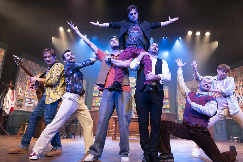  MUŽSKÁ ZÁLEŽITOSŤ: Javisko sa mení na autentický anglický pub s čapovaným pivom.