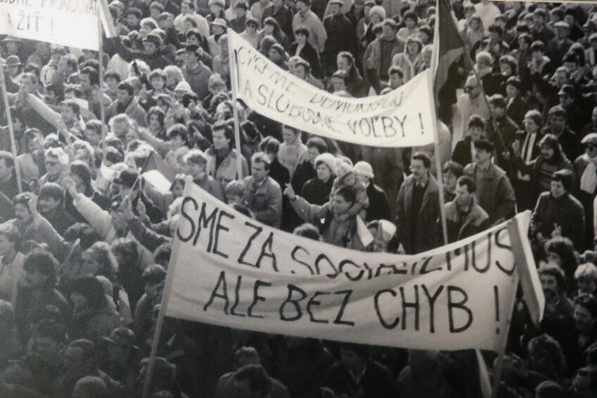 NA NÁMESTIACH: Davy ľudí demonštrovali po celom Československu.