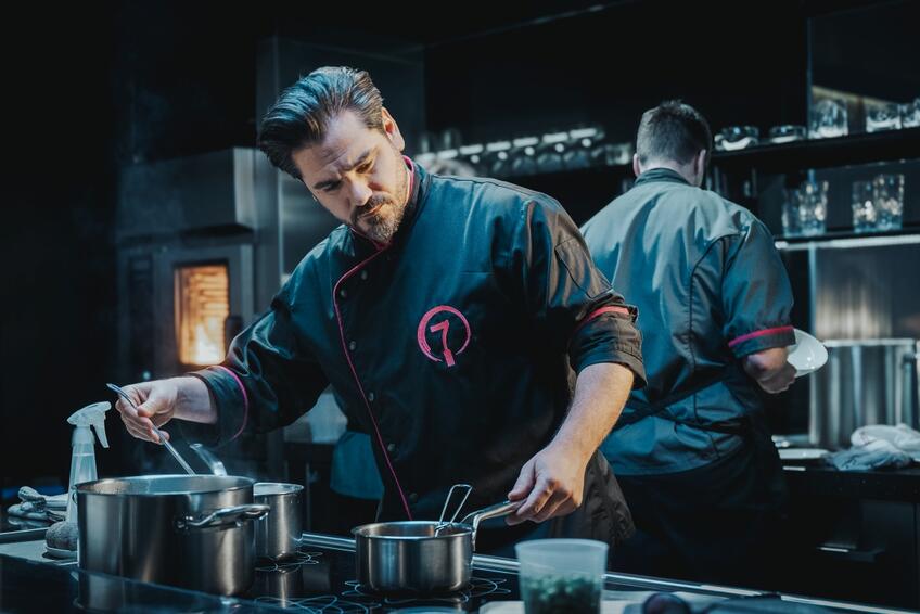 Záber z filmu Keď sa zhasne, herec Vojto Kotek ako šéfkuchár Mirek 