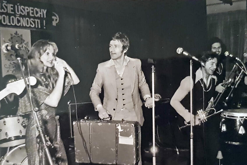 Hudba ho spojila s mnohými speváčkami, jeho manželka však nemala dôvod žiarliť. 