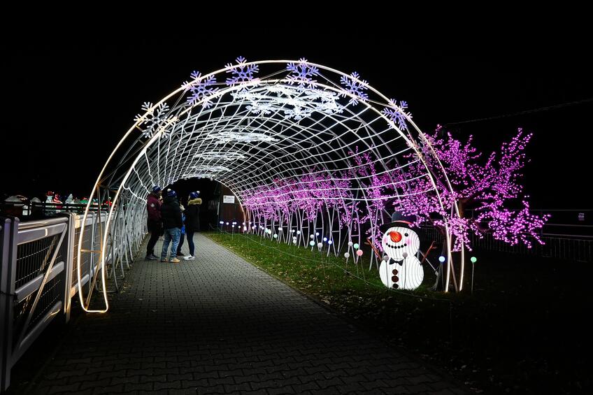 Objavte Winter Wonderland: Čarovné Vianoce s kolotočmi, svetelnými sochami a skvelým programom!