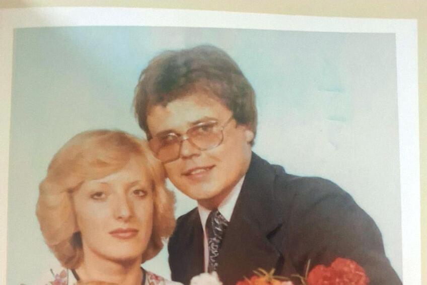 Marián Kochanský († 50) na svadobnej fotografii, gratuloval im už aj ich syn. 