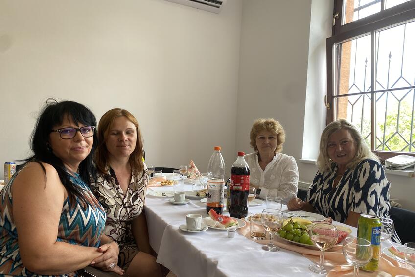 UČITEĽKY: (zľava) Riaditeľka ZŠ Elena Gulbišová, zástupkyňa Eva Jakabová a Jarmila Hesterová, v popredí Zuzana Kuruczová, ktorá je riaditeľka miestnej Materskej školy sa pričinili o to, že jasovská škola a škôlka sú vyhľadávané v širokom okolí a deti sem 