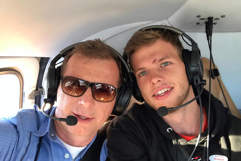 V OBLAKOCH: Syn Martin je pilot.