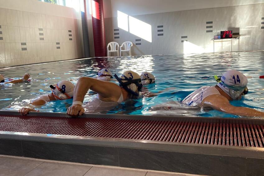 JE PRE KAŽDÉHO: Podhladinové ragby môžu hrať muži, aj ženy. 