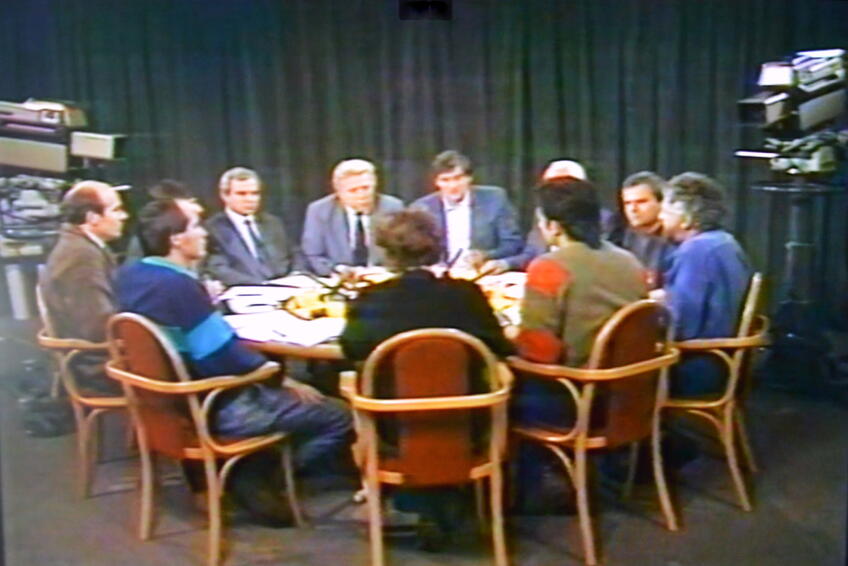 OKRÚHLY STÔL: Symbolizoval rovnaké postavenie diskutérov. Režisérom bol Štefan Felix.