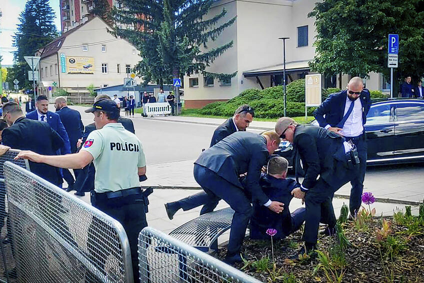 RÝCHLY ZÁSAH: Hoci ho ochrankári nechránili pri streľbe vlastnými telami, okamžite mu šli po výstreloch na pomoc.