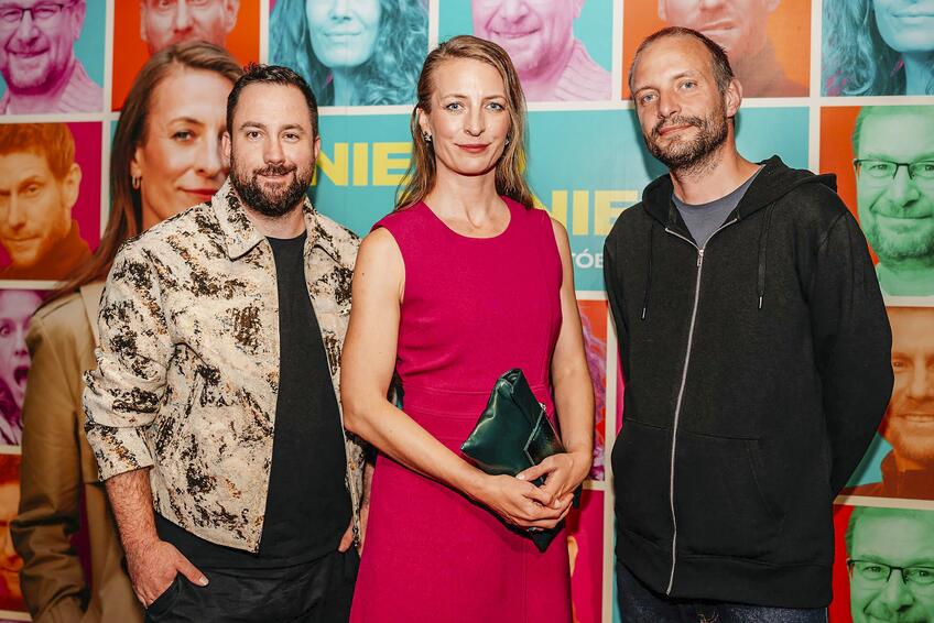 TVORCOVIA FILMU NIEČO ZA NIEČO: Režisér Matej Pichler (vľavo), Anna Polívková a Martin Pechlát na bratislavskej premiére.