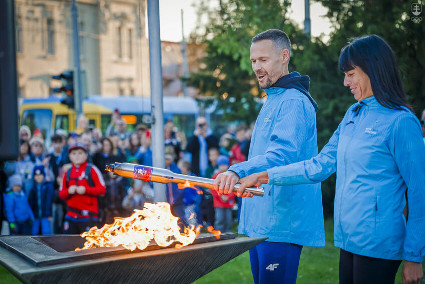 ZAPAĽOVANIE OHŇA: Chopili  sa ho olympionik Matej Tóth a vytrvalkyňa Ivana Butoracová.