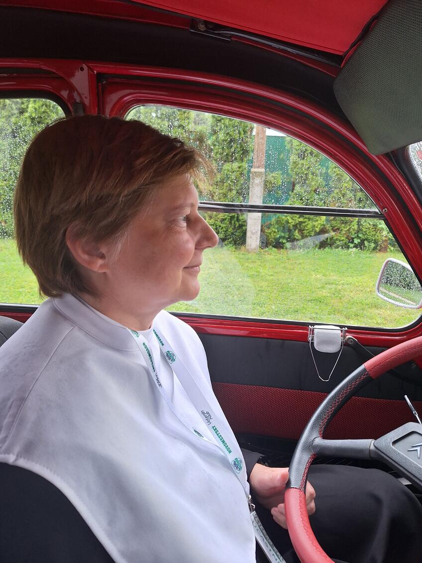 Kníhkupkyňa Darina Švihranová má vášeň pre veterány a knihy: Kto sa raz prevezie na „Kačici“ zaľúbi sa do nej