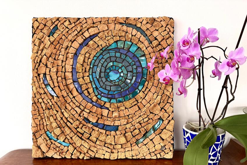OBJEKTY:  Všetko, čo je v galérii,  vytvorila Mosaic Jane vlastnými rukami.