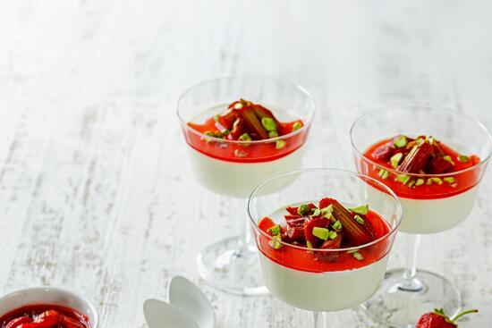 Rebarborová panna cotta s ovocím