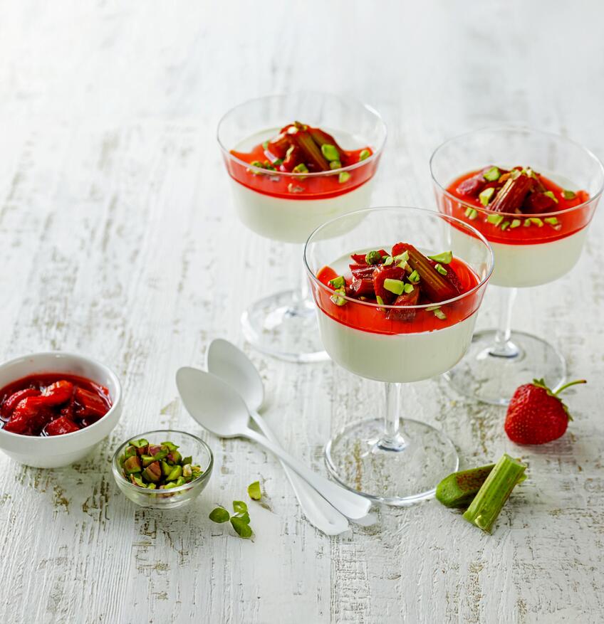 Rebarborová panna cotta s ovocím