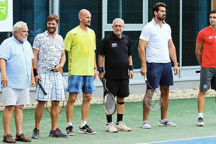 Tenis miluje, aj na tejto snímke je s tenisovou raketou v ruke.