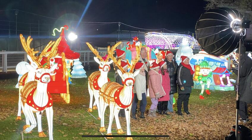 Objavte Winter Wonderland: Čarovné Vianoce s kolotočmi, svetelnými sochami a skvelým programom!