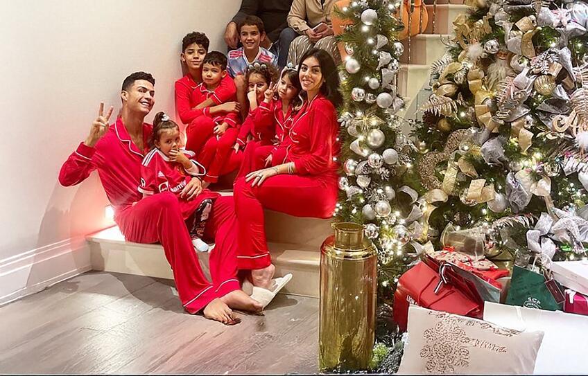 Slávni športovci pri vianočnom stromčeku: Kto prekvapil najkrajšou fotkou?