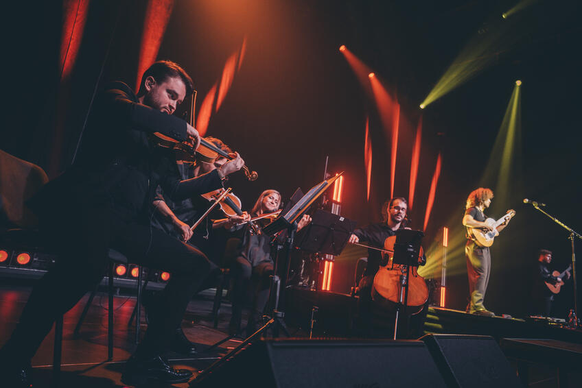 Talentovaný gitarový virtuóz Dávid Bílek chystá veľkolepé turné.