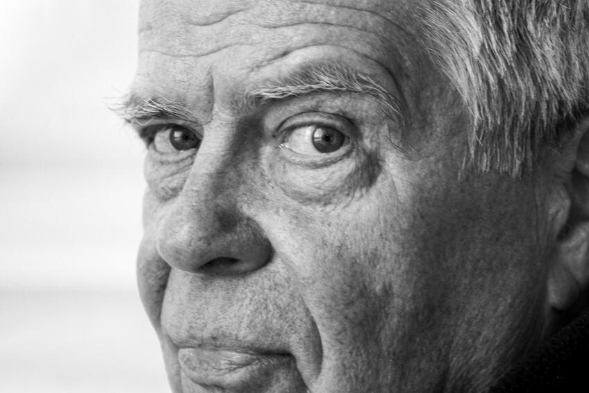LEGENDA: Za významné zásluhy v rozvoji divadelnej, rozhlasovej a filmovej tvor by udelil prezident SR Rudolf Schuster 20. februára 2004 Oldovi Hlaváčkovi vyznamenanie Kríž prezidenta Slovenskej republiky II. stupňa.