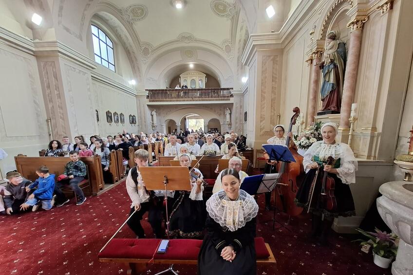 Tohtoročná slávnostná omša pripomenie viaceré miestne tradície. Bolerázania na ňu aj tento rok prídu v krojoch a liturgiu bude sprevádzať Ľudová hudba Brezina. 