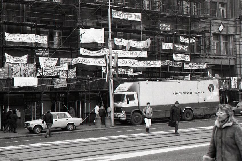 PLNÉ NÁMESTIA: Prenosy z demonštrácií vysielala televízia, Paľo Jacz († 66) patril k prvým spravodajcom.