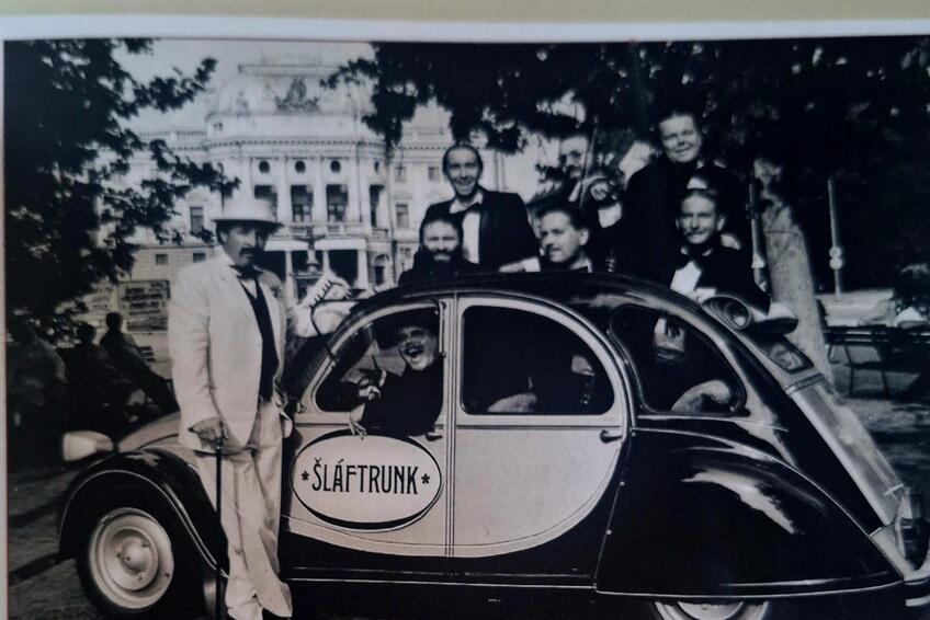 Pamätáte si, že na podobnom aute sa vozili aj mníšky zo slávneho filmu s Louisom de Funèsom?