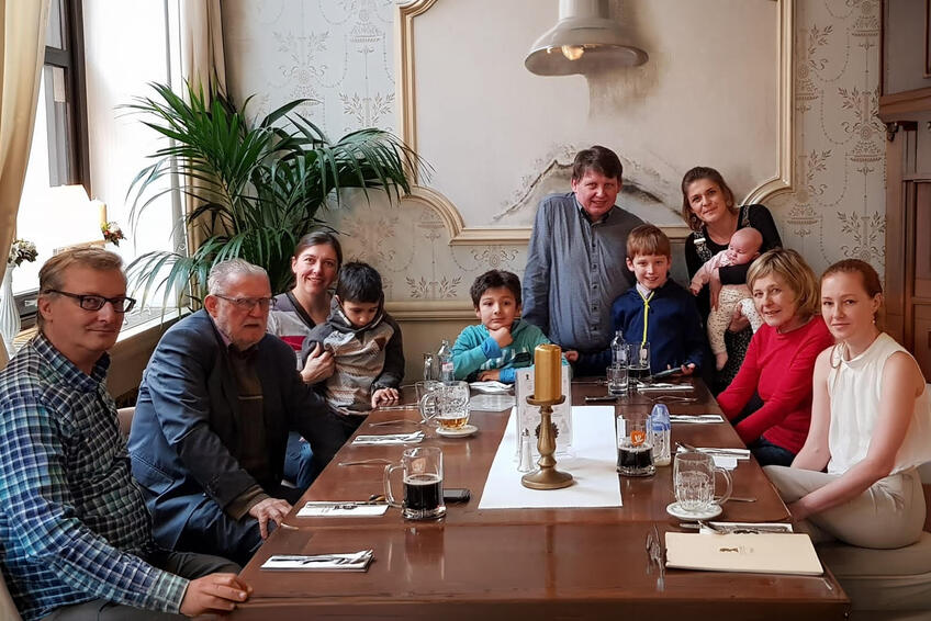 Veľká rodina: Spisovateľovej oslavy sa, žiaľ, nedožila manželka Oľga († 82) (v červenom)  a zať Richard Šimurka († 55) (vľavo).