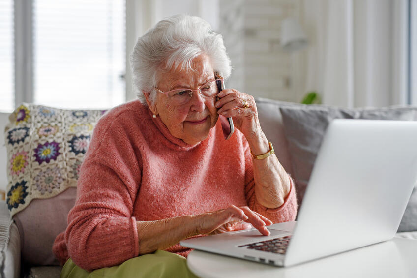 Internetové podvody oberajú seniorov o peniaze: Zlodeji za obrazovkou