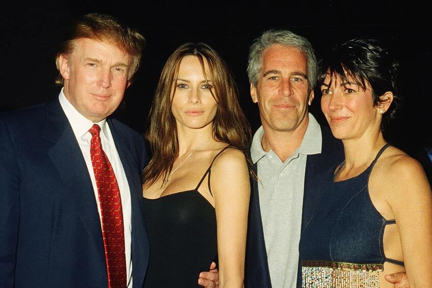 NOVOROČNÁ PÁRTY: Donald Trump, jeho budúca manželka Melania, Jeffrey Epstein a Ghislane Maxwellová na oslave v roku 2000 v Mar-a-Lago.