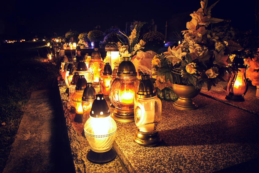 DOMA I NA HROBE: Tichú spomienku môžete venovať zosnulému zapálením sviečky.