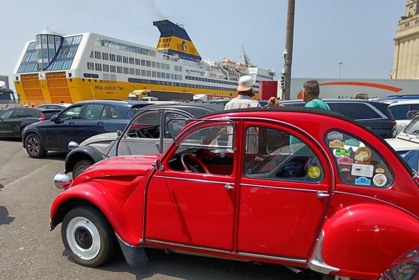 Citroёn 2CV je presne to auto, v ktorom veselá matka predstavená z filmu Žandár zo Saint Tropez predvádza artistické šoférovanie.