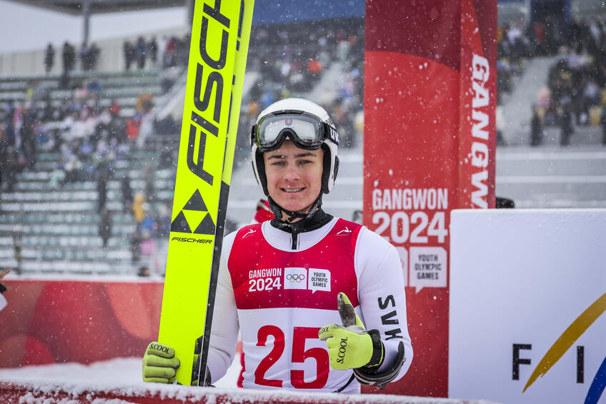 Skokanom na lyžiach je aj jej starší brat Hektor. 