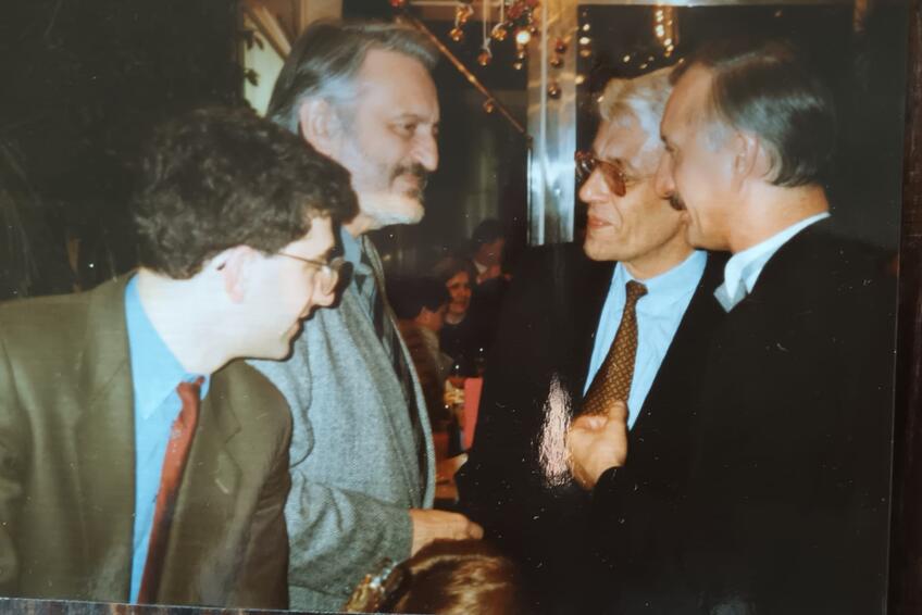 Fotografia z roku 1994:  Milan Lasica († 81) na firemnej  oslave v spoločnosti  Jozefa Banáša (vpravo). 