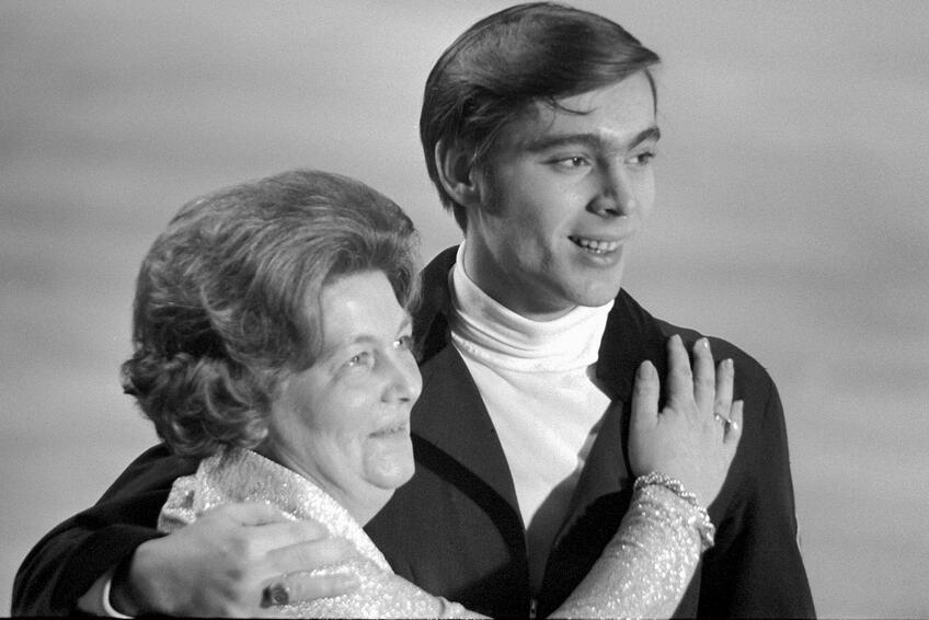 S TRÉNERKOU HILDOU MÚDROU († 95): Pod jej vedením sa stal Nepela osemnásobným majstrom ČSSR, päťnásobným majstrom Európy, trojnásobným majstrom sveta a akademickým majstrom sveta. V roku 1972 na Olympijských hrách v Sappore získal zlatú medailu.