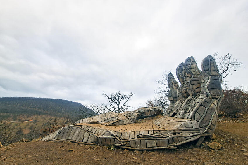 Obrovská ruka vyrastajúca zo zeme pôsobí symbolicky aj trochu magicky. 