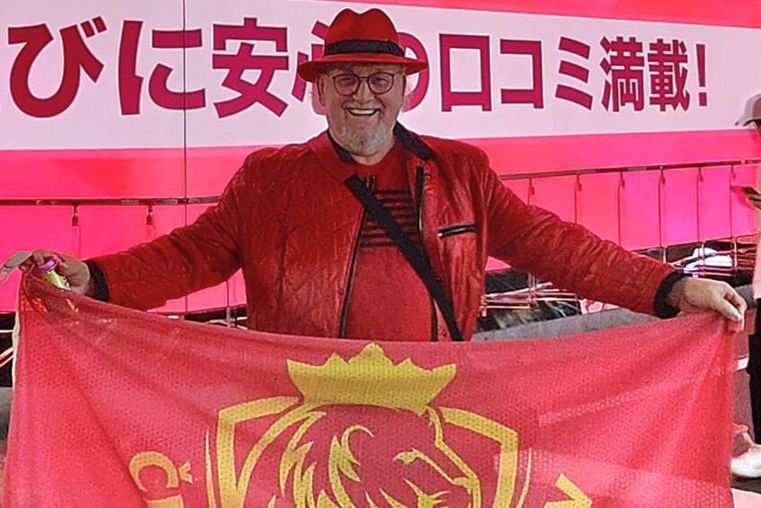 Miluje cestovanie a objavovanie exotických krajín.