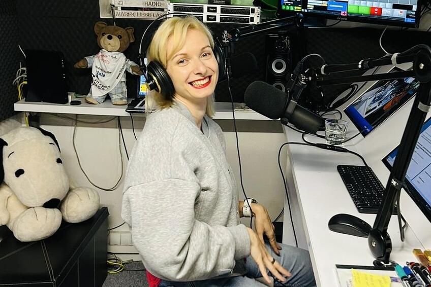 V ŠTÚDIU: Xénia pri rozhovore pre rádio.
